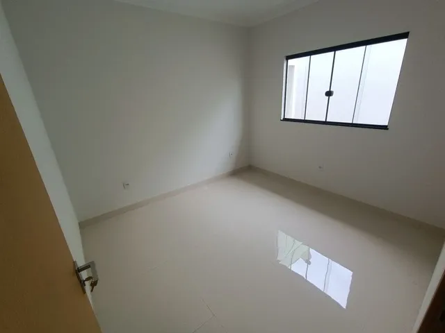 Imagem: A casa possui 3 Dormitórios, 2 Banheiros, 2 Vagas na