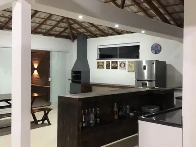 Imagem: A casa possui 3 Dormitórios, 2 Banheiros, 2 Vagas na