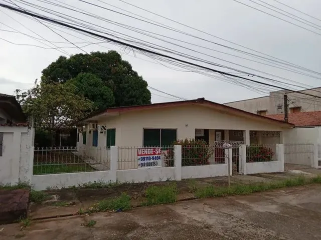 Imagem: A casa possui 3 Dormitórios, 3 Banheiros, 2 Vagas na