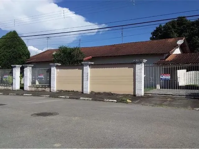 Imagem: A casa possui 5 Dormitórios, 4 Banheiros, 5 Vagas na