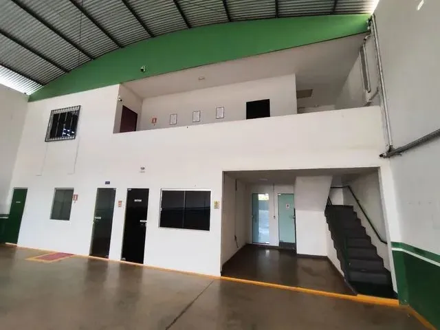 Imagem: O depósito possui 5 Vagas na garagem, 1.350m² de Área e
