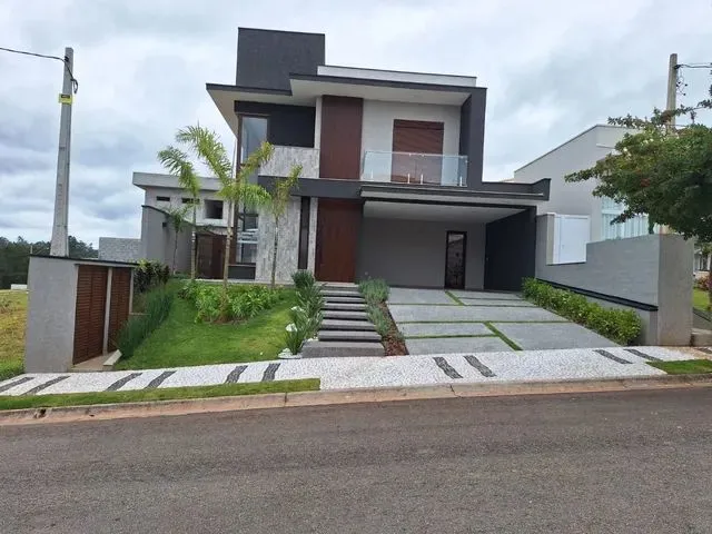 Imagem: A casa em condomínio possui 4 Dormitórios, 4 Suítes, 5