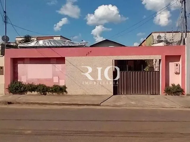 Imagem: A casa possui 3 Dormitórios, 2 Banheiros, 175m² de Área