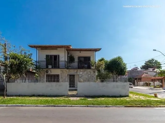 Imagem: A casa possui 5 Dormitórios, 3 Banheiros, 4 Vagas na