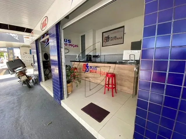 Imagem: O depósito possui 3 Dormitórios, 2 Banheiros, 370m² de