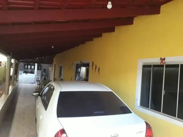 Imagem: A casa possui 4 Dormitórios, 3 Banheiros, 2 Vagas na