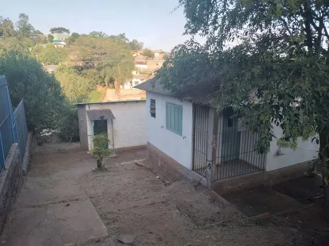Imagem: A casa possui 2 Dormitórios, 2 Banheiros, 2 Vagas na