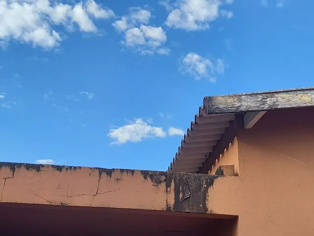 Imagem: Vendo Uma Casa na Rua Brilhante, Próximo