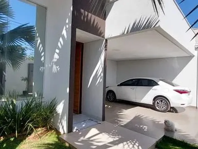 Imagem: A casa possui 4 Dormitórios, 1 Suíte, 2 Banheiros, 4