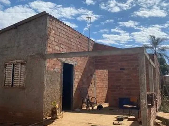 Imagem: A casa possui 2 Dormitórios, 1 Banheiro, 4 Vagas na garagem
