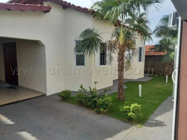Imagem: A casa possui 3 Dormitórios, 1 Suíte, 2 Banheiros, 3