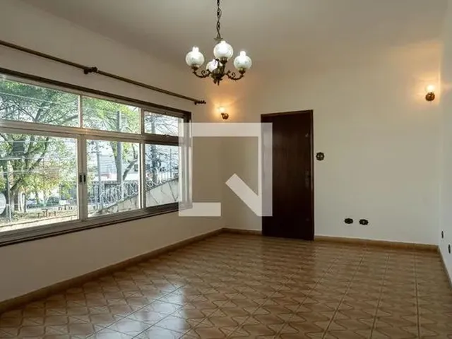 Imagem: A casa possui 4 Dormitórios, 3 Banheiros, 5 Vagas na