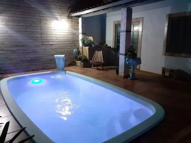 Imagem: A casa possui 3 Dormitórios, 2 Banheiros, 2 Vagas na