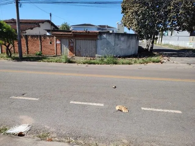 Imagem: A casa possui 3 Dormitórios, 1 Banheiro, 2 Vagas na