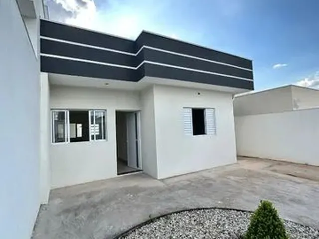 Imagem: A casa possui 3 Dormitórios, 2 Banheiros, 2 Vagas na