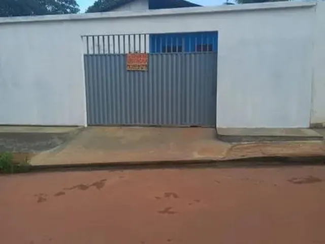 Imagem: A casa possui 3 Dormitórios, 2 Banheiros, 1 Vaga na