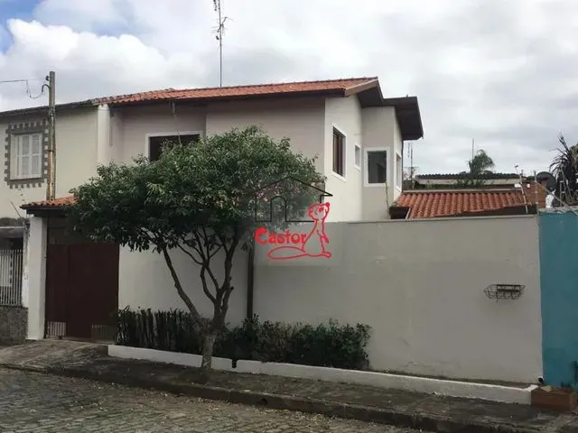 Imagem: A casa possui 3 Dormitórios, 2 Banheiros, 2 Vagas na
