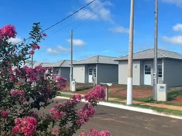 Imagem: A casa possui 2 Dormitórios, 1 Banheiro, 2 Vagas na