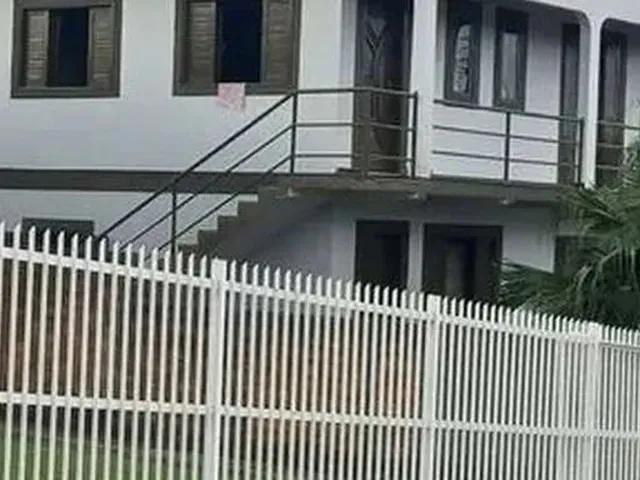 Imagem 2: Casa para Venda com 263 Metros Quadrados com 3 Quartos em Centro - Araquari - Sc
