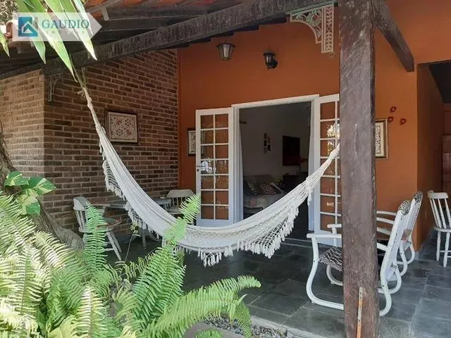 Imagem: Casa À Venda de 4 Quartos, 2 Suítes, 175