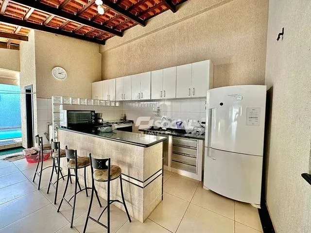 Imagem 4: Excelente Casa Disponível para Venda / Locação, com Ótimo Acabamento, Amplo Espaço E