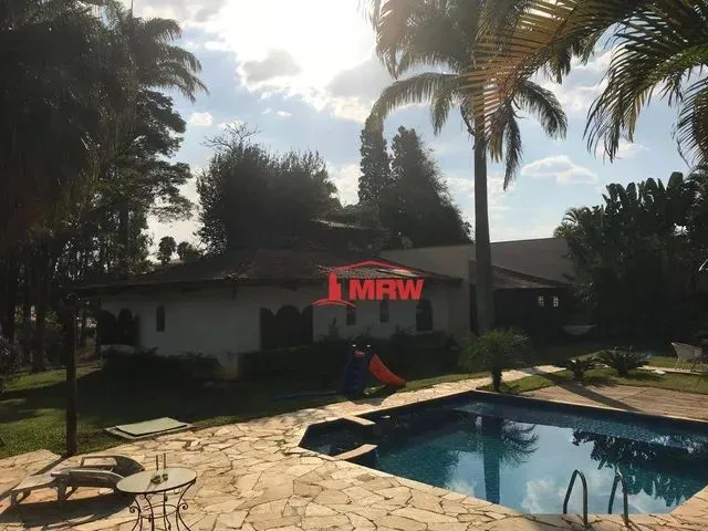 Imagem: A casa em condomínio possui 5 Dormitórios, 3 Suítes, 5