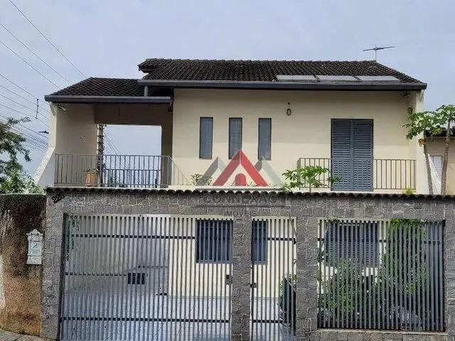 Imagem: A casa possui 3 Dormitórios, 1 Banheiro, 3 Vagas na