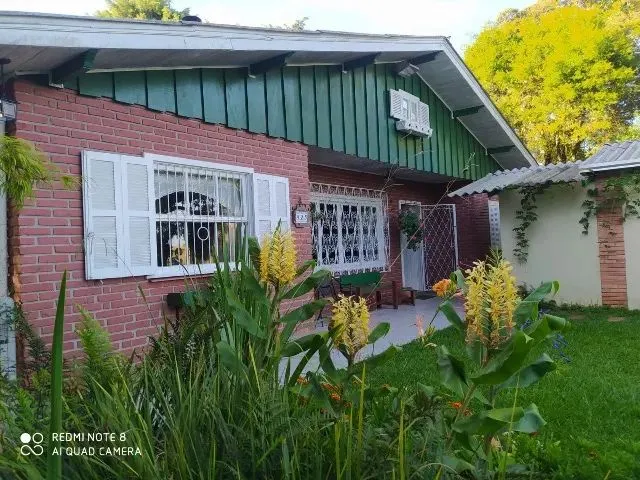 Imagem: A casa possui 4 Dormitórios, 2 Banheiros, 2 Vagas na