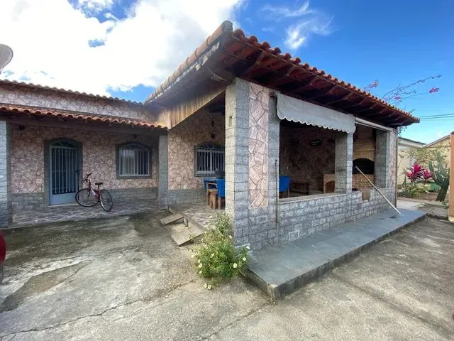 Imagem: A casa possui 2 Dormitórios, 1 Suíte, 2 Banheiros, 5