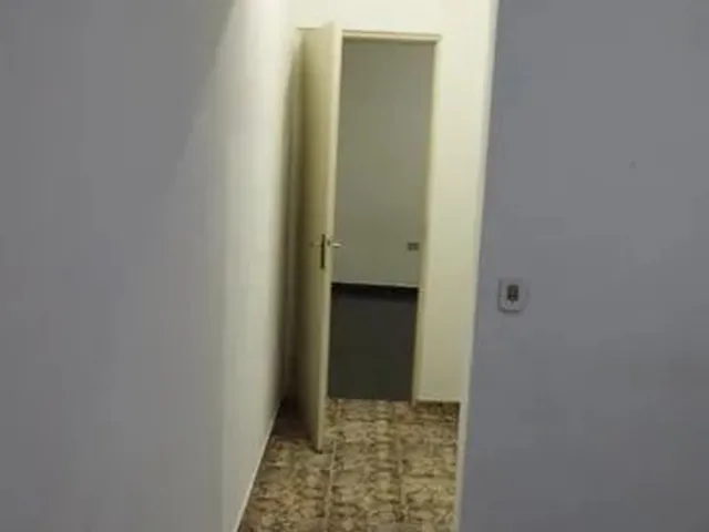 Imagem: A casa possui 1 Dormitório, 1 Banheiro, 1 Vaga na garagem,