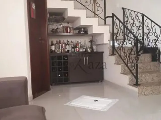 Imagem: A casa em condomínio possui 4 Dormitórios, 4 Banheiros, 2