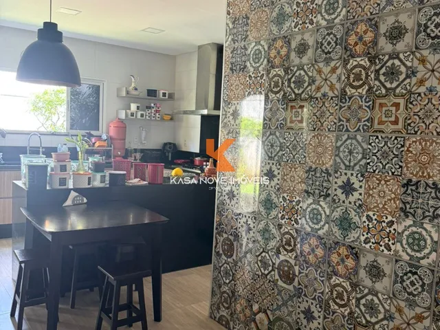 Imagem 4: Casa à Venda em Salvador-BA, Bairro Pituaçu: 5 Quartos, 4 Suítes, 2 Salas, 6