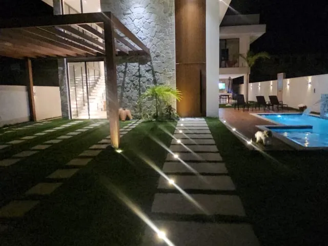 Imagem 2: Casa de Luxo em Condomínio à Venda em Guarajuba, Camaçari-BA: 8 Quartos, 7 Suítes, 3