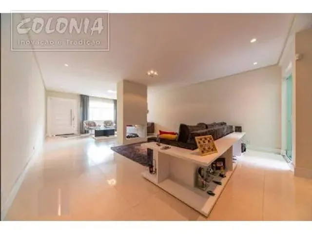 Imagem: A casa possui 4 Dormitórios, 2 Suítes, 5 Banheiros, 4