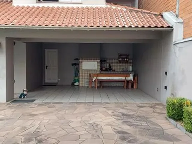 Imagem: A casa possui 3 Dormitórios, 1 Suíte, 4 Banheiros, 5
