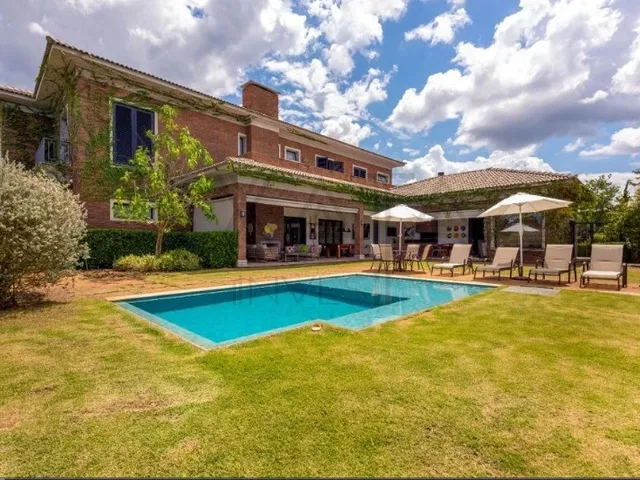 Imagem: A casa em condomínio possui 4 Dormitórios, 4 Suítes, 6