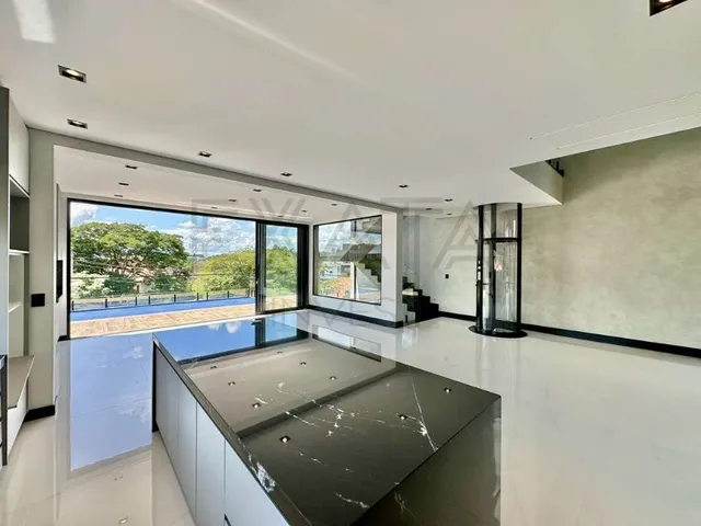 Imagem 4: Luxuosa Casa à venda no Condomínio São Paulo II em Cotia-SP - ELEVADOR, lareira