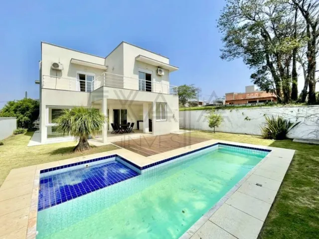 Imagem: A casa em condomínio possui 4 Dormitórios, 4 Suítes, 6