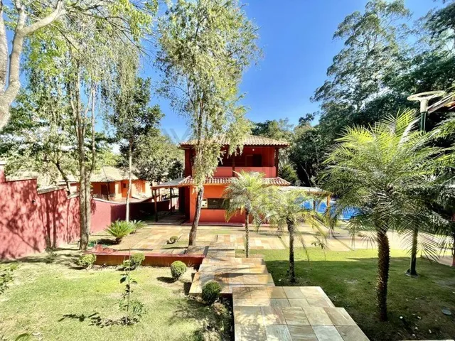 Imagem: A casa em condomínio possui 4 Dormitórios, 4 Suítes, 5