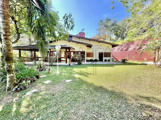 Imagem: A casa em condomínio possui 5 Dormitórios, 3 Suítes, 5