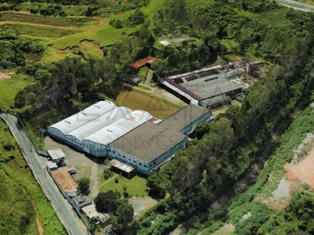 Imagem: O depósito possui 16 Banheiros, 80 Vagas na garagem,