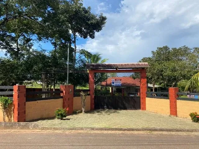 Imagem: A casa possui 2 Dormitórios, 2 Banheiros, 3 Vagas na