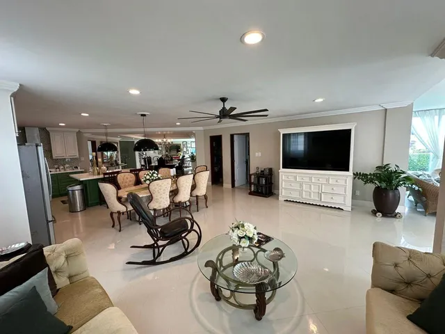 Imagem: VENDO LUXUOSA CASA DUPLEX COM 6 QUARTOS