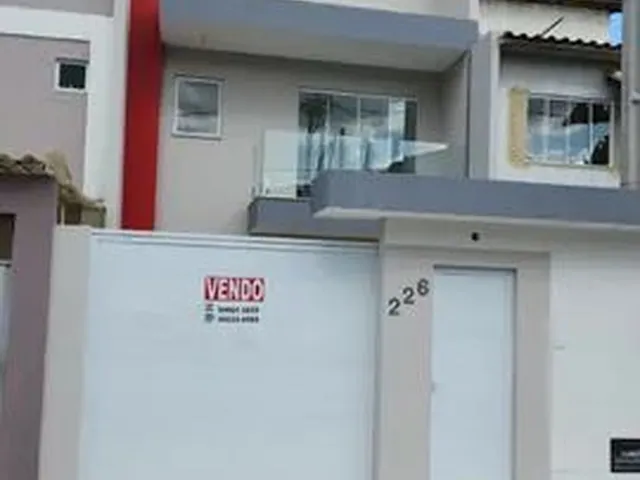 Imagem: A casa possui 4 Dormitórios, 1 Suíte, 3 Banheiros, 2