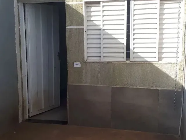 Imagem: Casa no Itapoã - 2 Quartos - Atrás do