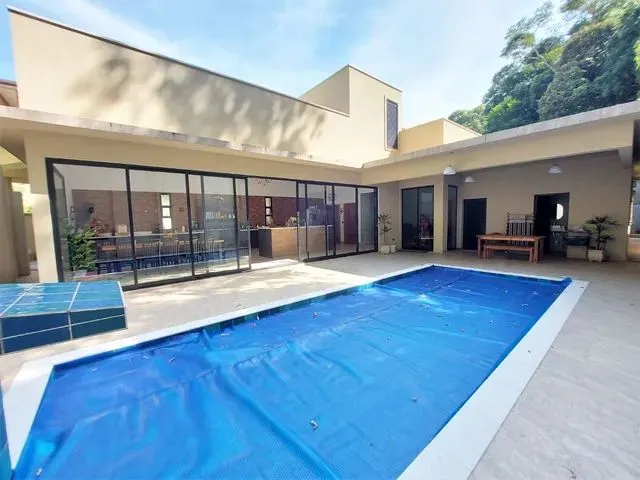 Imagem: Casa Nova Térrea com Piscina 4 Suítes