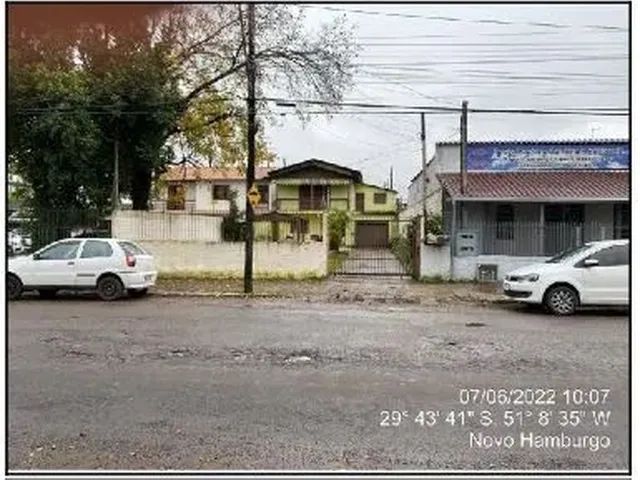 Imagem: A casa possui 3 Dormitórios, 1 Banheiro, 1 Vaga na