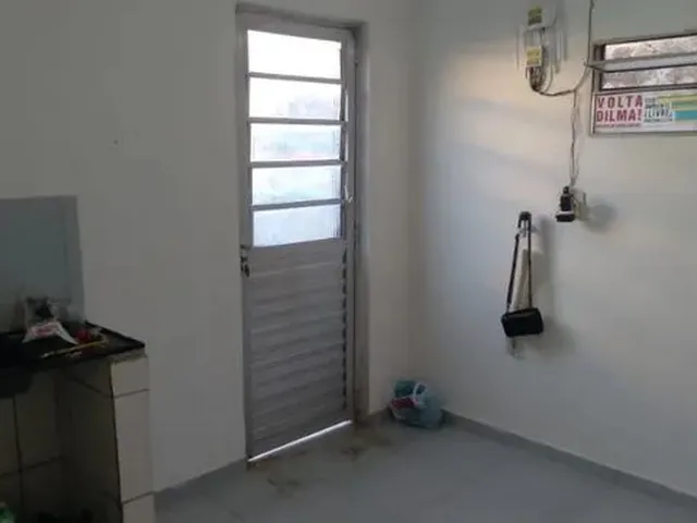 Imagem: A casa possui 1 Dormitório, 1 Banheiro e está localizado