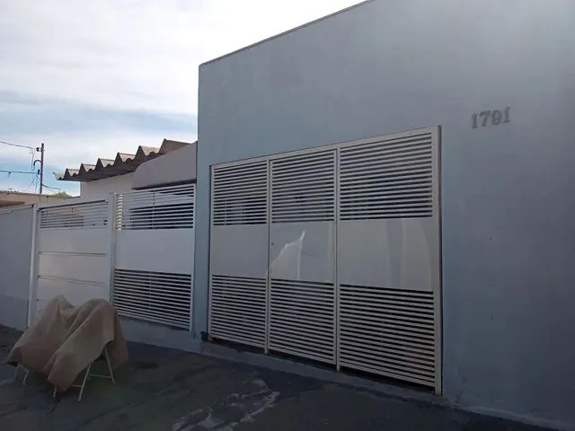 Imagem: A casa possui 2 Dormitórios, 1 Banheiro, 1 Vaga na garagem
