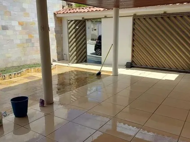 Imagem: A casa possui 4 Dormitórios, 2 Banheiros, 4 Vagas na
